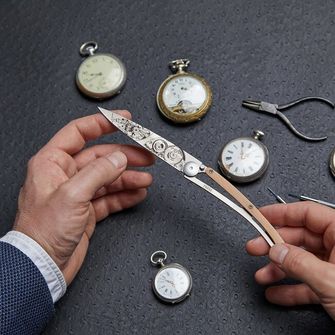 Coltello di chiusura Deejo Horlogéria legno di ginepro grigio titanio orologiaio